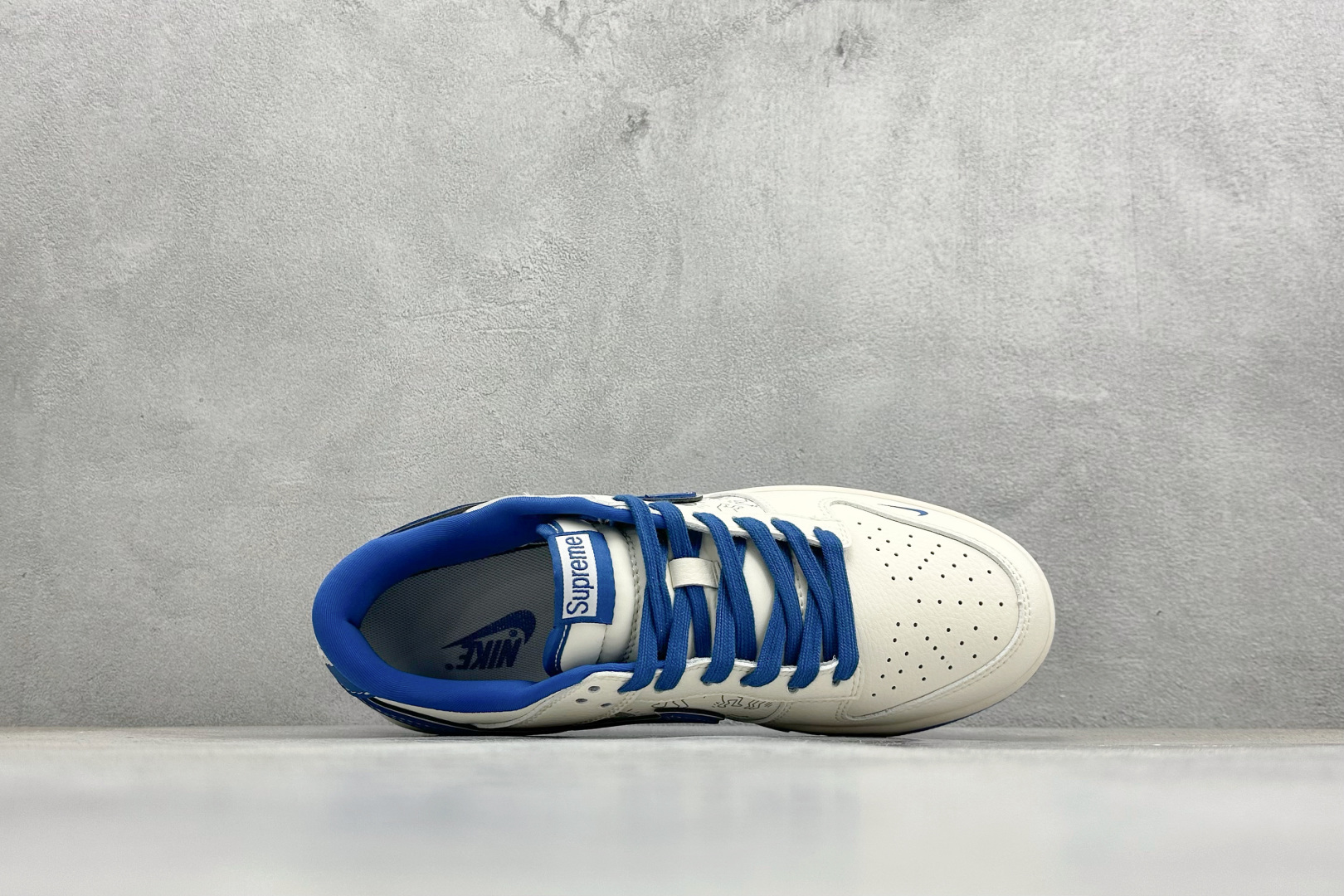 280 Nike SB Dunk Low “Superme联名------奶白蓝渡鸦” 高端定制 低帮休闲板鞋 XD1588-237