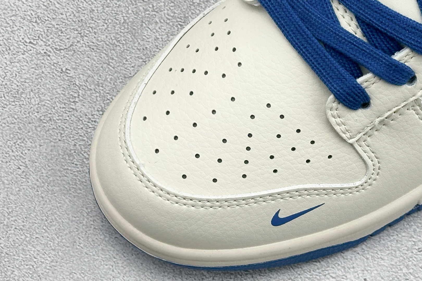 280 Nike SB Dunk Low “Superme联名------奶白蓝渡鸦” 高端定制 低帮休闲板鞋 XD1588-237