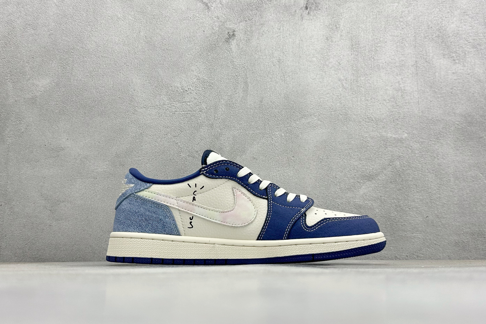 280 Travis Scott x Jordan 1 Low “斯图西联名——扎染米蓝牛仔” 高端定制 乔丹倒勾低帮休闲板鞋 DD7866-101