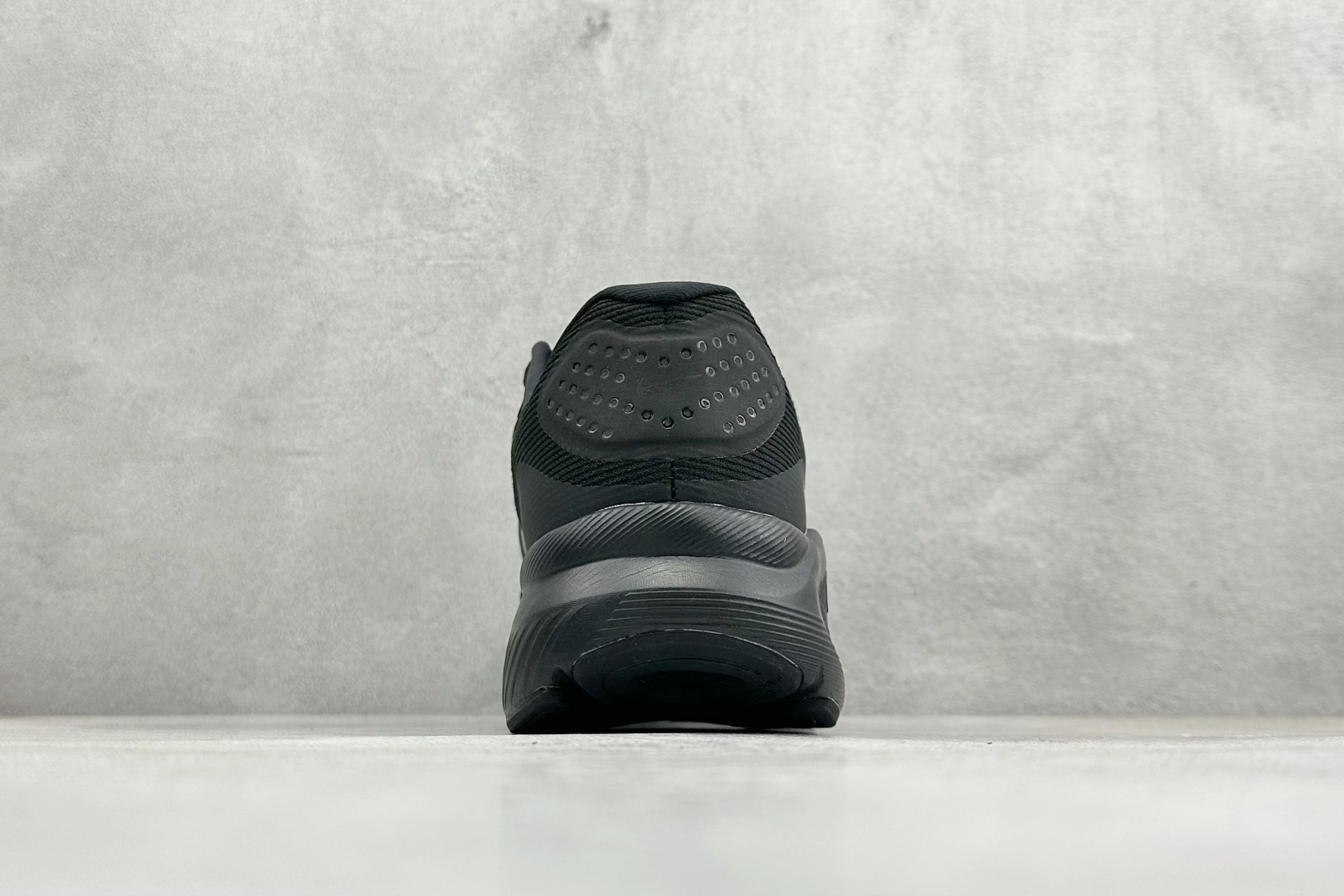 RS版NK Zoom Structure 26代 缓震舒适轻量跑步鞋鞋面采用聚酯纤维网面材质制作。鞋身整