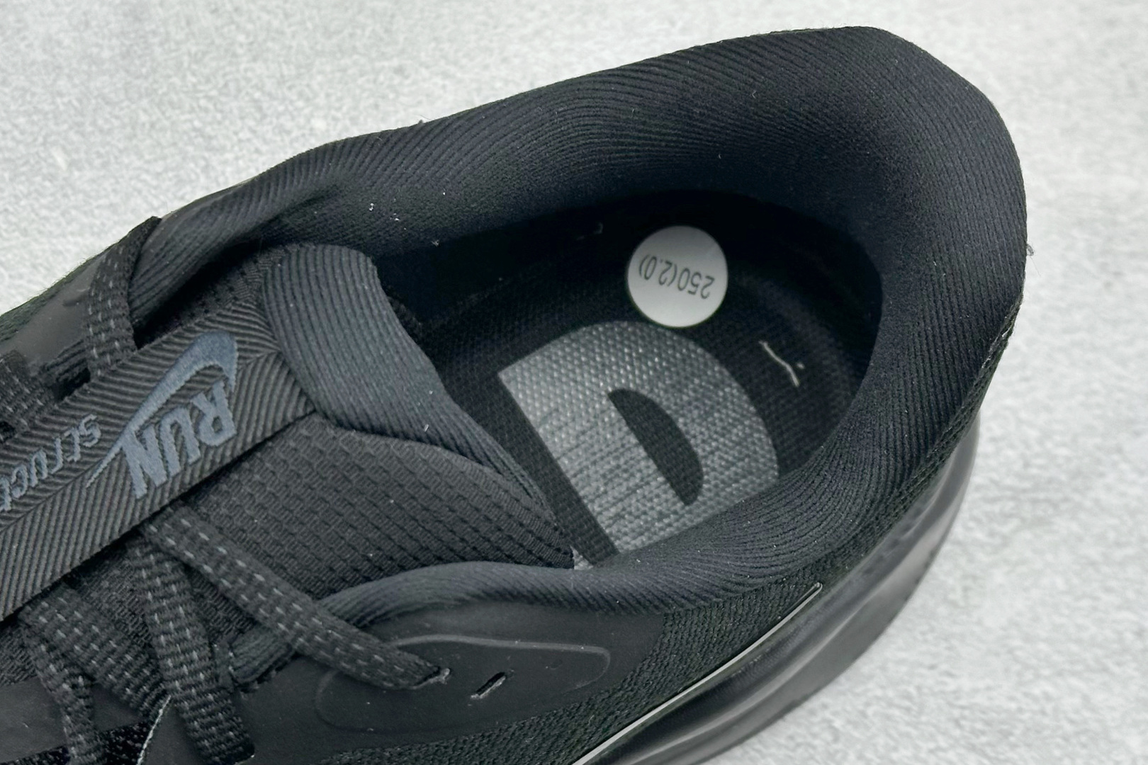 RS版NK Zoom Structure 26代 缓震舒适轻量跑步鞋鞋面采用聚酯纤维网面材质制作。鞋身整