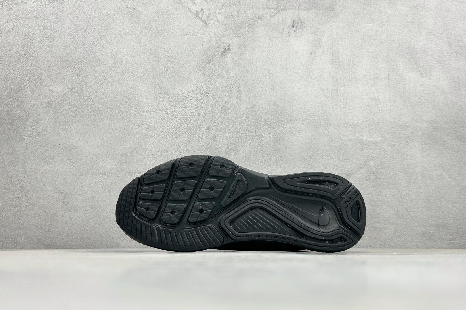 RS版NK Zoom Structure 26代 缓震舒适轻量跑步鞋鞋面采用聚酯纤维网面材质制作。鞋身整