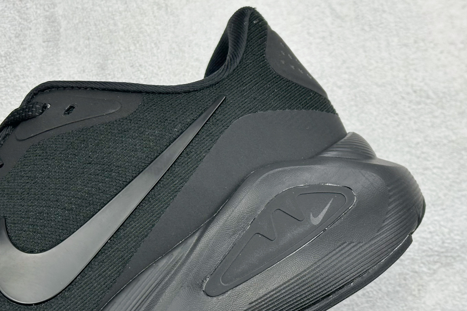 RS版NK Zoom Structure 26代 缓震舒适轻量跑步鞋鞋面采用聚酯纤维网面材质制作。鞋身整