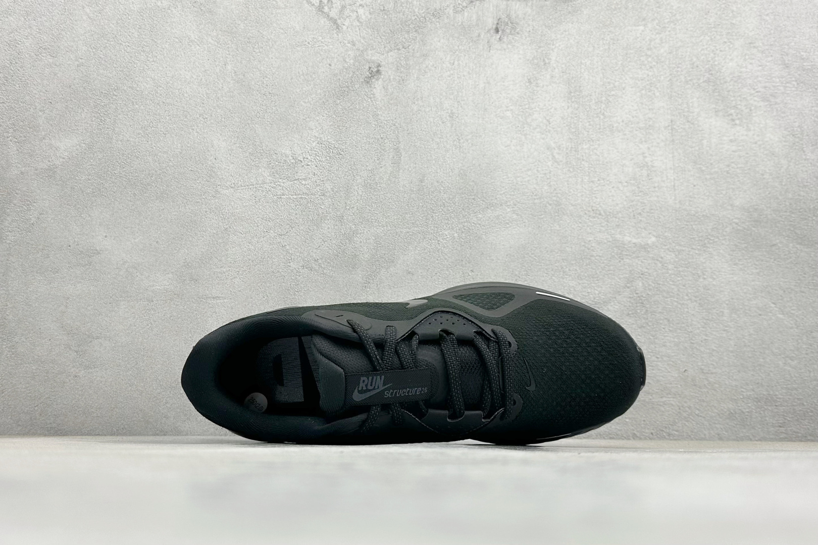 RS版NK Zoom Structure 26代 缓震舒适轻量跑步鞋鞋面采用聚酯纤维网面材质制作。鞋身整