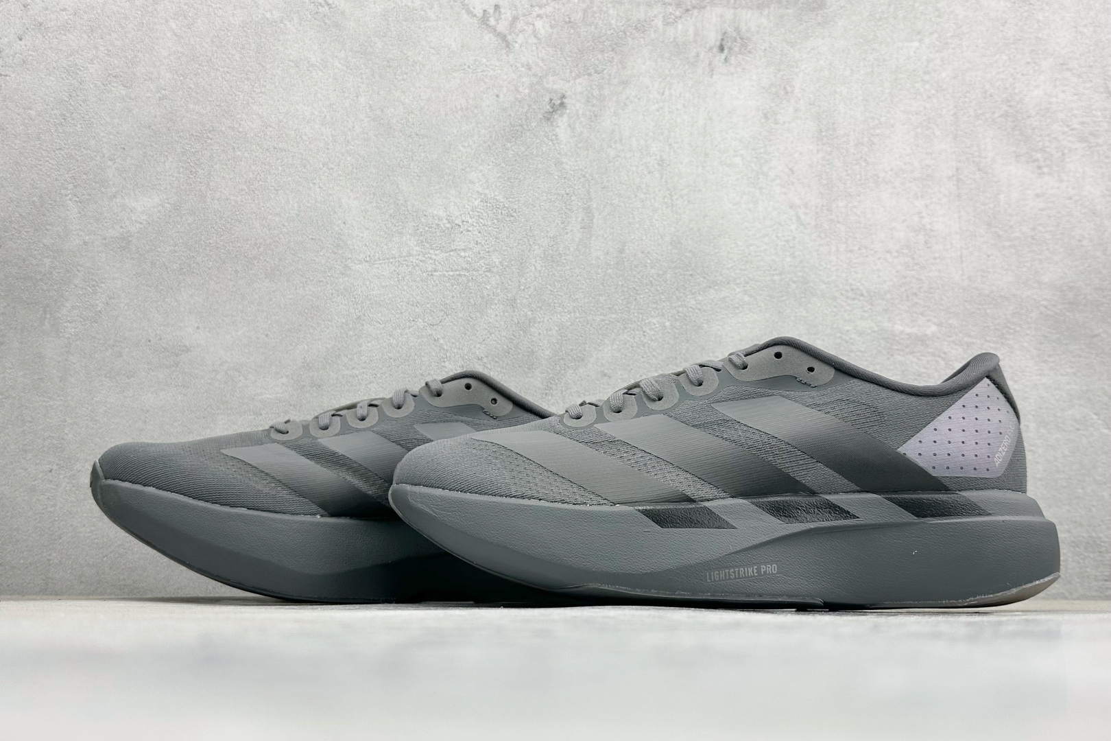 纯原 Adidas Adizero Evo SL 阿迪超轻透气缓震跑鞋整体外观造型与adiZero Ad