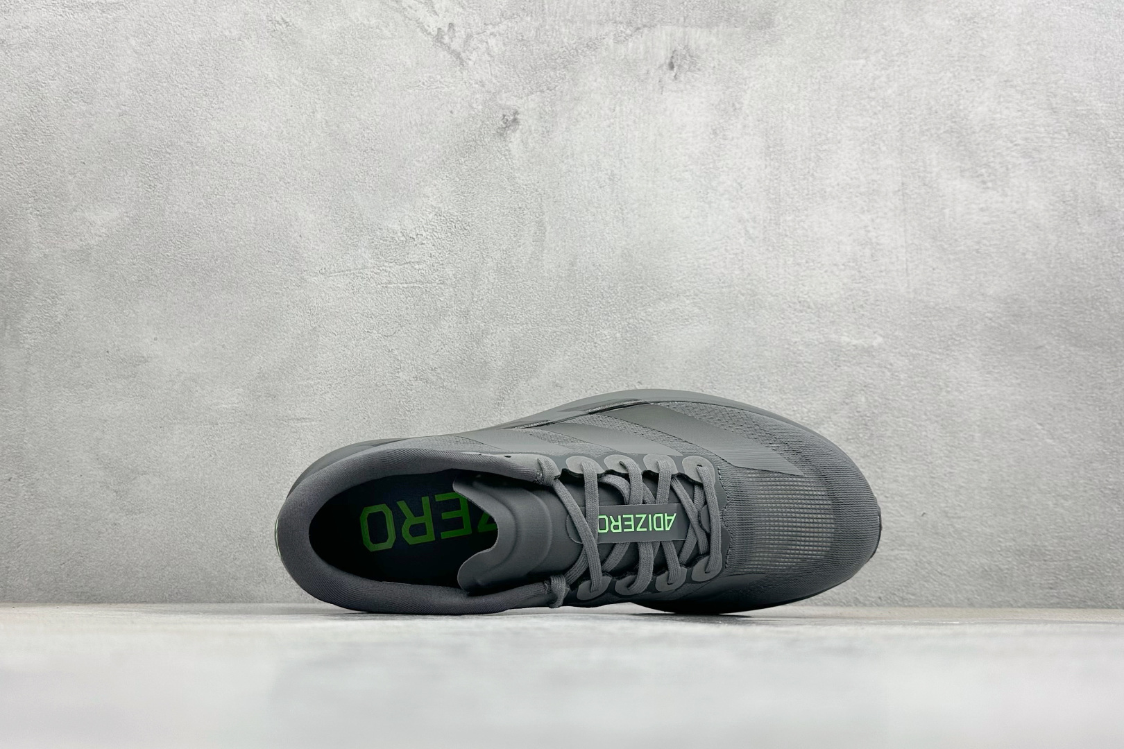 纯原 Adidas Adizero Evo SL 阿迪超轻透气缓震跑鞋整体外观造型与adiZero Ad