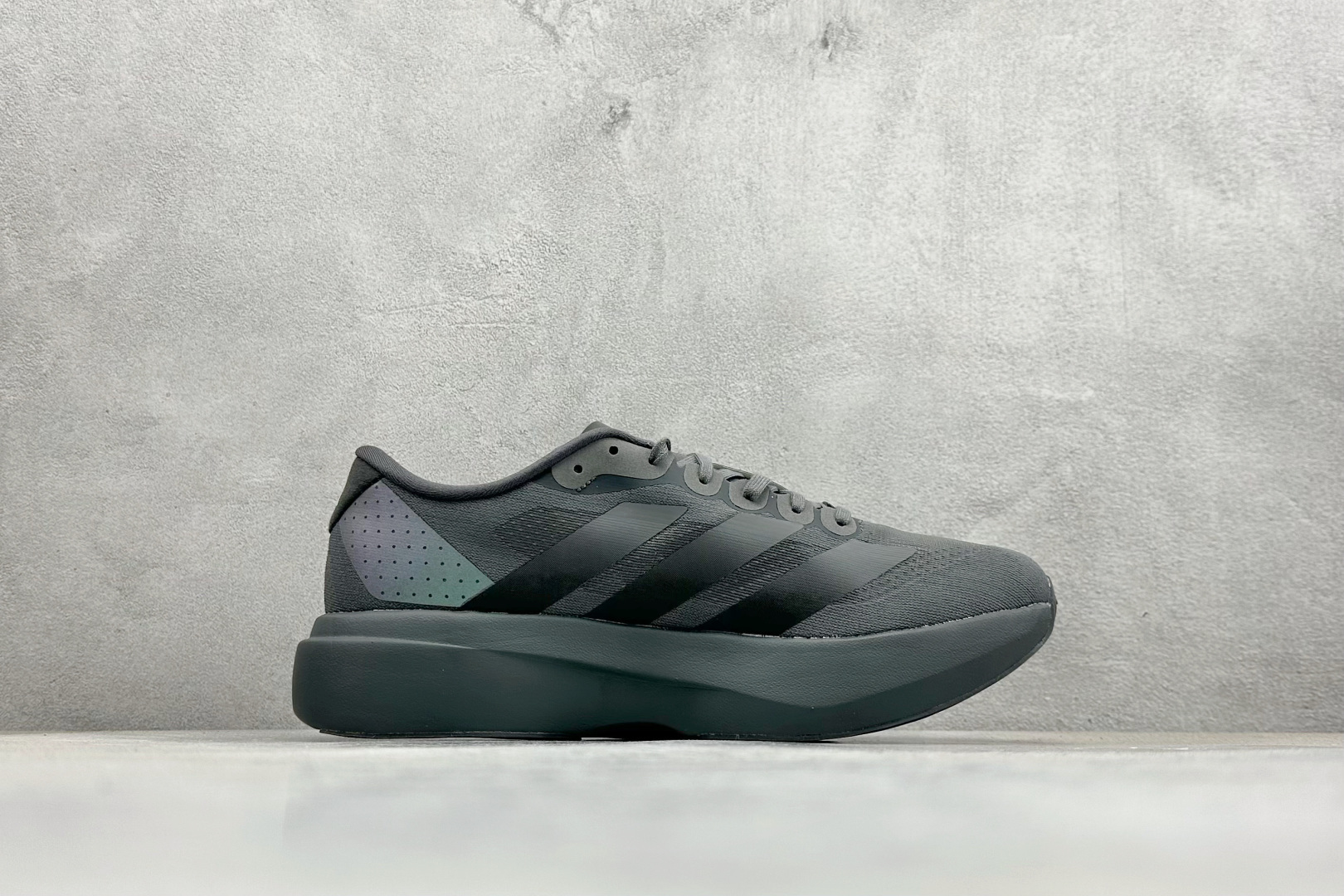 纯原 Adidas Adizero Evo SL 阿迪超轻透气缓震跑鞋整体外观造型与adiZero Ad