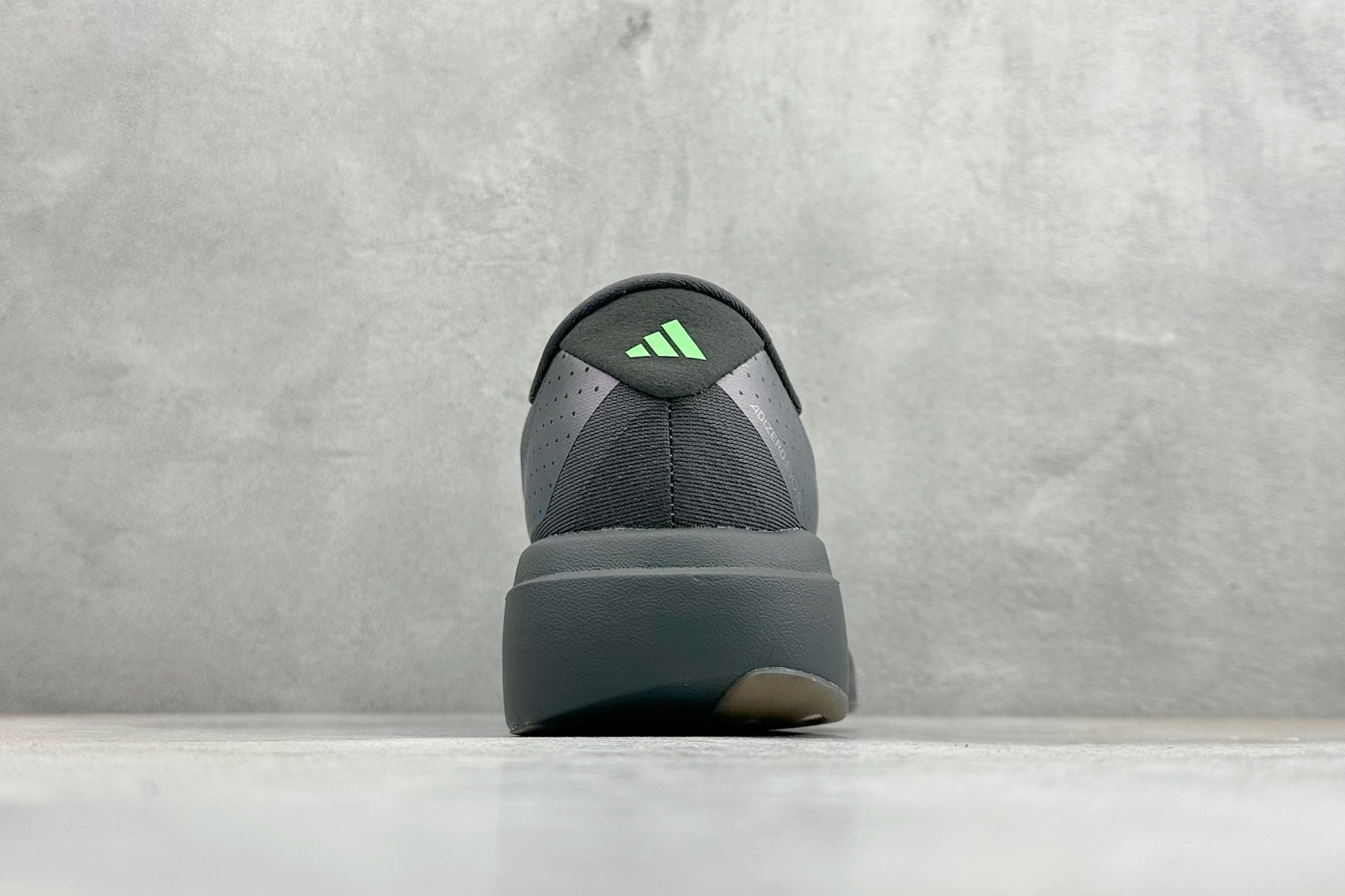 纯原 Adidas Adizero Evo SL 阿迪超轻透气缓震跑鞋整体外观造型与adiZero Ad