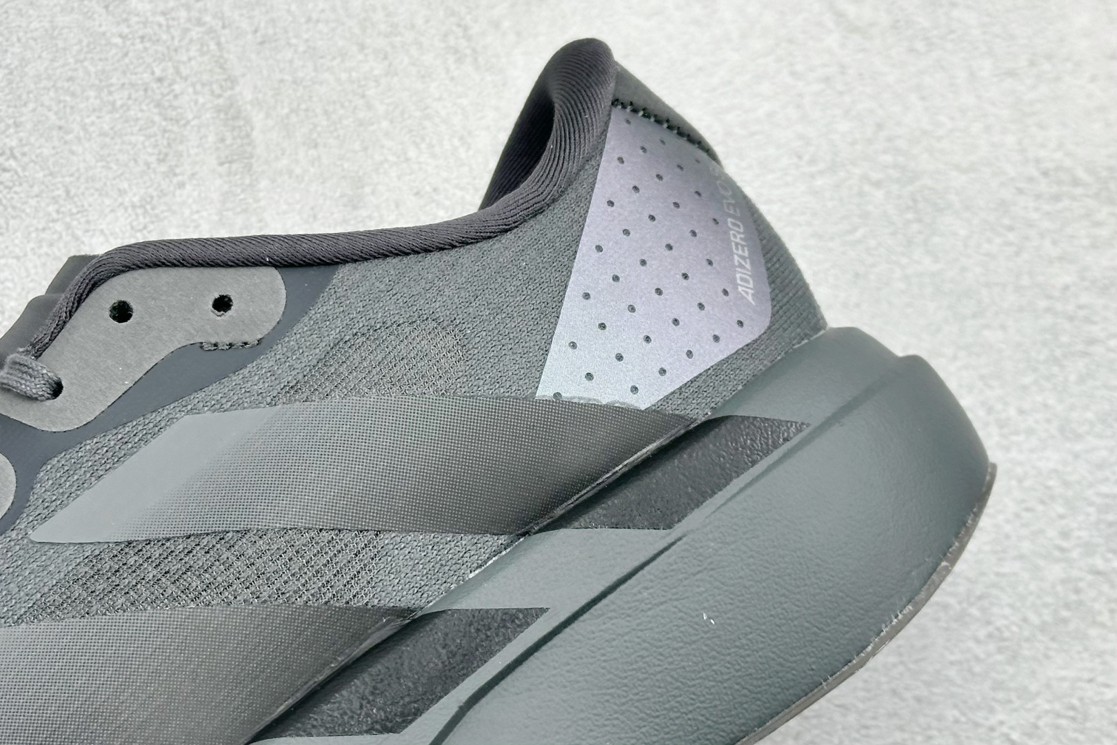 纯原 Adidas Adizero Evo SL 阿迪超轻透气缓震跑鞋整体外观造型与adiZero Ad