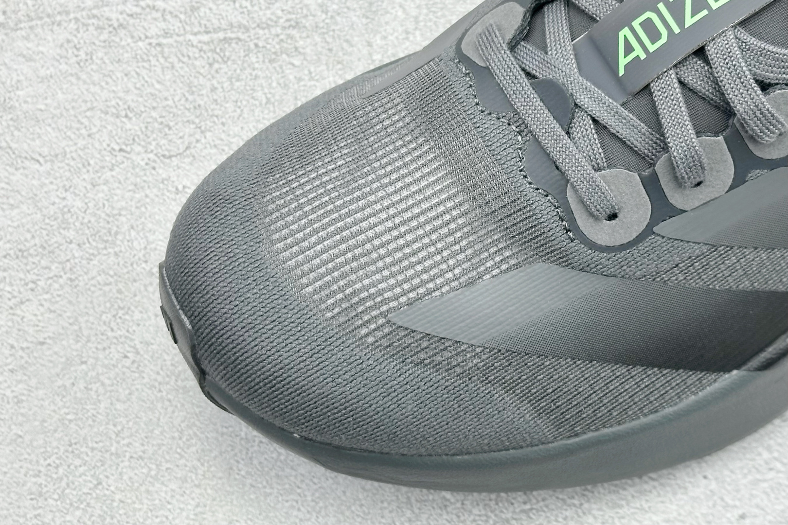 纯原 Adidas Adizero Evo SL 阿迪超轻透气缓震跑鞋整体外观造型与adiZero Ad