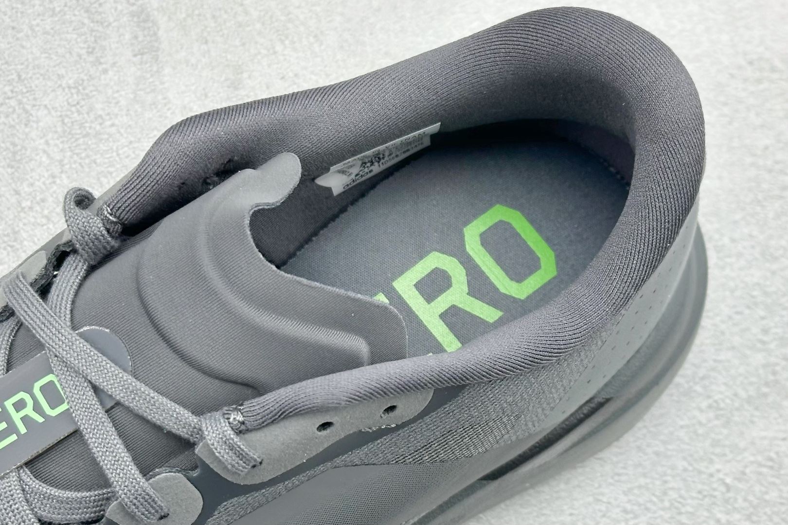 纯原 Adidas Adizero Evo SL 阿迪超轻透气缓震跑鞋整体外观造型与adiZero Ad