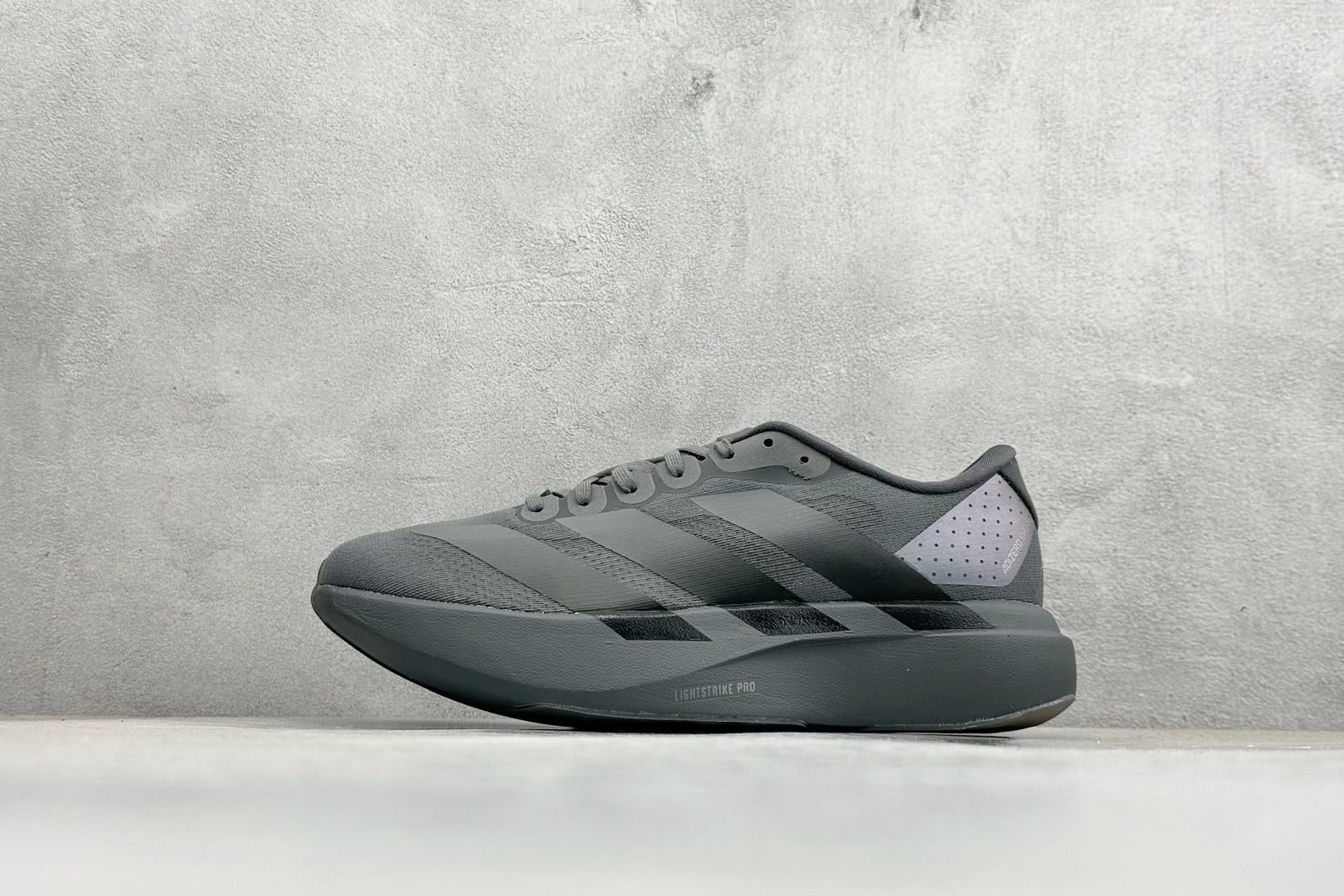 纯原 Adidas Adizero Evo SL 阿迪超轻透气缓震跑鞋整体外观造型与adiZero Ad