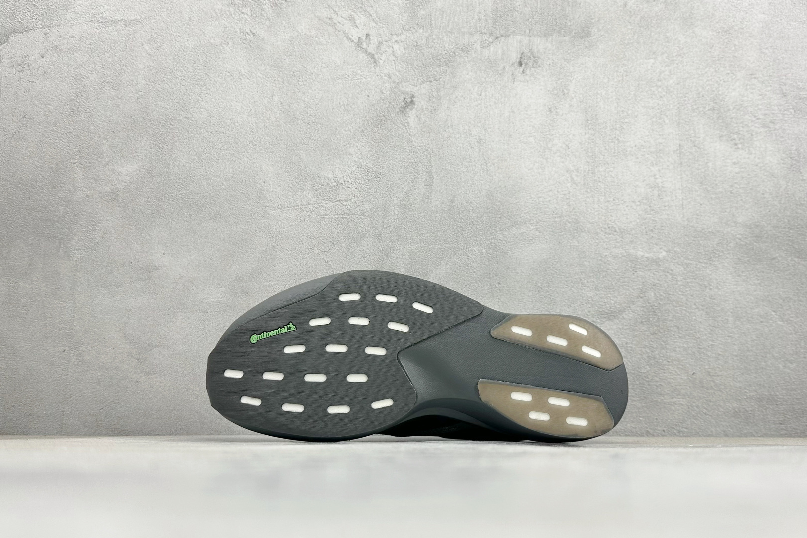 纯原 Adidas Adizero Evo SL 阿迪超轻透气缓震跑鞋整体外观造型与adiZero Ad