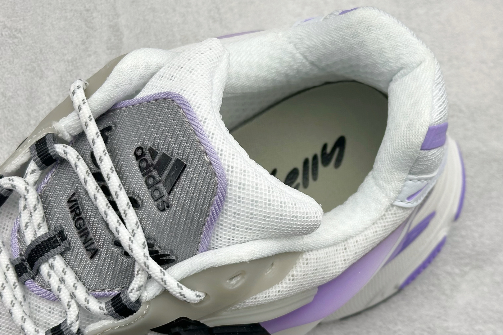 AdidOriginals Adistar Jellyfish 阿迪复古舒适防滑减震运动鞋 JP9272