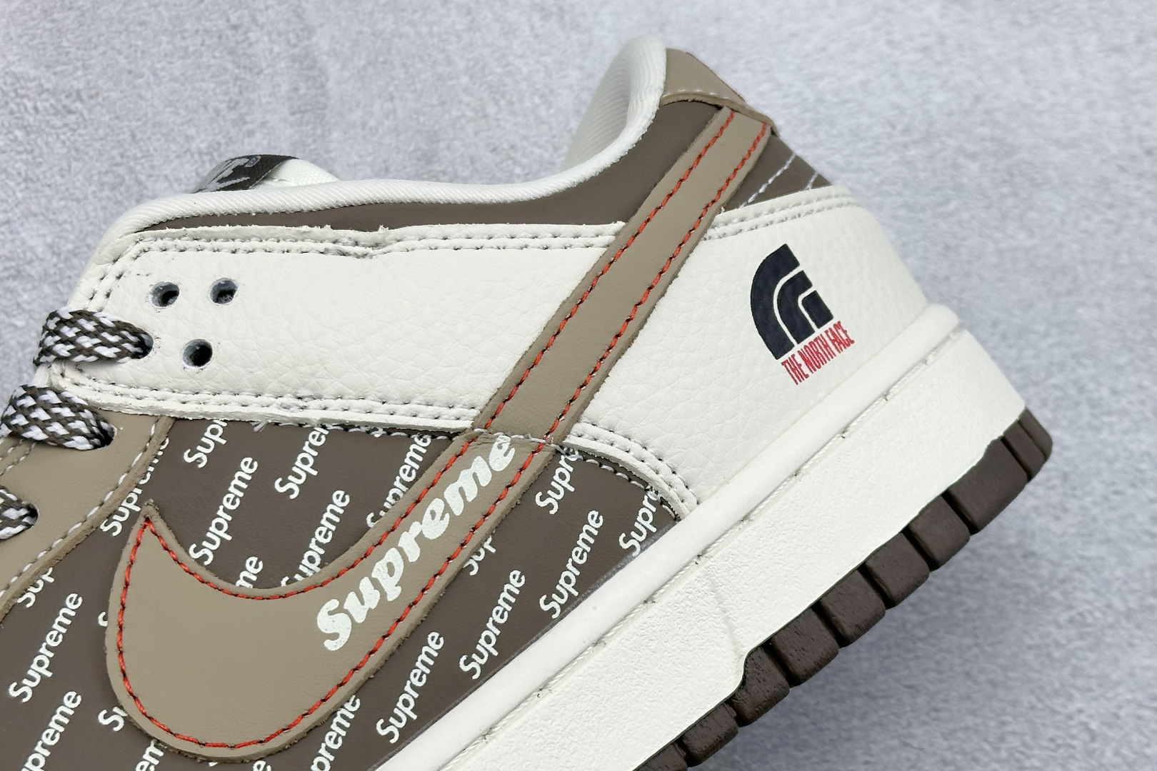 XC版Nike SB Dunk Low“北面联名——米浅棕” 周年高端定制 低帮休闲板鞋 DG1988-012-莆田鞋,莆田鞋货源,高仿鞋,高仿鞋货源,安福档口,莆田高仿鞋,莆田鞋批发,高仿鞋批发,莆田高仿运动鞋,高仿运动鞋,莆田运动鞋 XC版Nike SB Dunk Low“北面联名——米浅棕” 周年高端定制 低帮休闲板鞋 DG1988-012