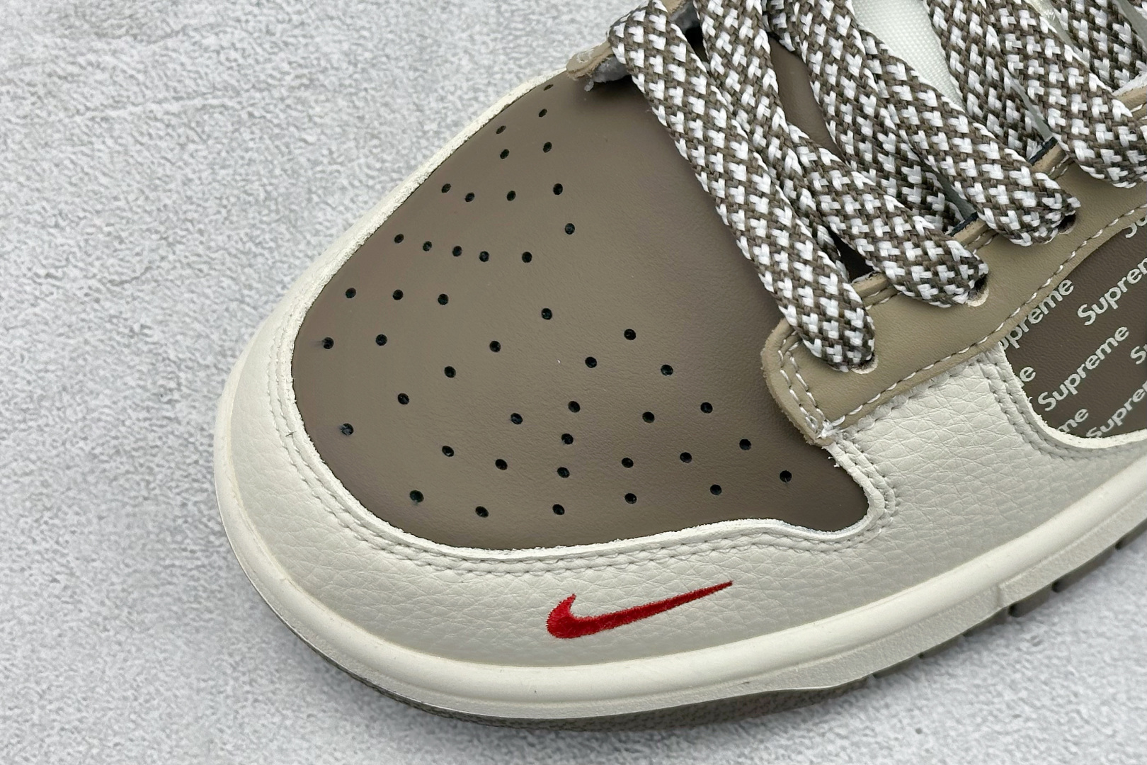 XC版Nike SB Dunk Low“北面联名——米浅棕” 周年高端定制 低帮休闲板鞋 DG1988-012-莆田鞋,莆田鞋货源,高仿鞋,高仿鞋货源,安福档口,莆田高仿鞋,莆田鞋批发,高仿鞋批发,莆田高仿运动鞋,高仿运动鞋,莆田运动鞋 XC版Nike SB Dunk Low“北面联名——米浅棕” 周年高端定制 低帮休闲板鞋 DG1988-012