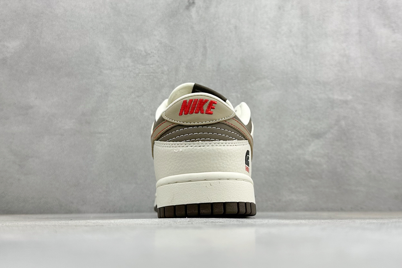 XC版Nike SB Dunk Low“北面联名——米浅棕” 周年高端定制 低帮休闲板鞋 DG1988-012-莆田鞋,莆田鞋货源,高仿鞋,高仿鞋货源,安福档口,莆田高仿鞋,莆田鞋批发,高仿鞋批发,莆田高仿运动鞋,高仿运动鞋,莆田运动鞋 XC版Nike SB Dunk Low“北面联名——米浅棕” 周年高端定制 低帮休闲板鞋 DG1988-012