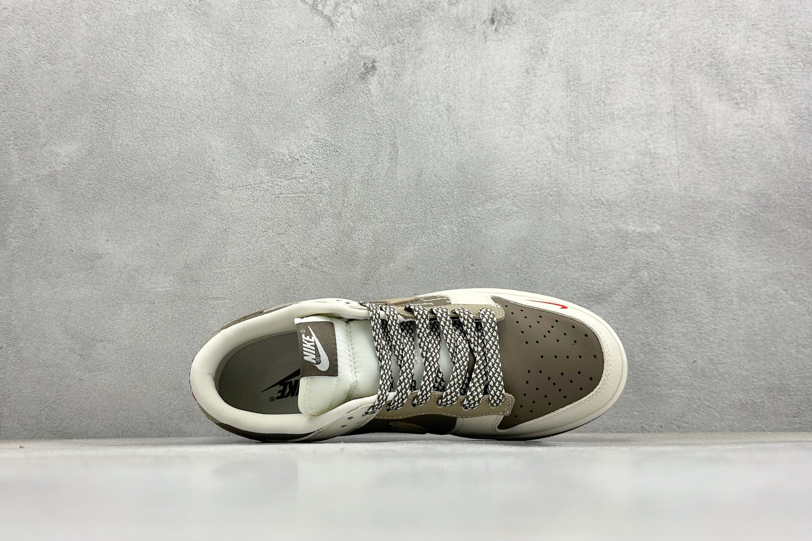 XC版Nike SB Dunk Low“北面联名——米浅棕” 周年高端定制 低帮休闲板鞋 DG1988-012-莆田鞋,莆田鞋货源,高仿鞋,高仿鞋货源,安福档口,莆田高仿鞋,莆田鞋批发,高仿鞋批发,莆田高仿运动鞋,高仿运动鞋,莆田运动鞋 XC版Nike SB Dunk Low“北面联名——米浅棕” 周年高端定制 低帮休闲板鞋 DG1988-012