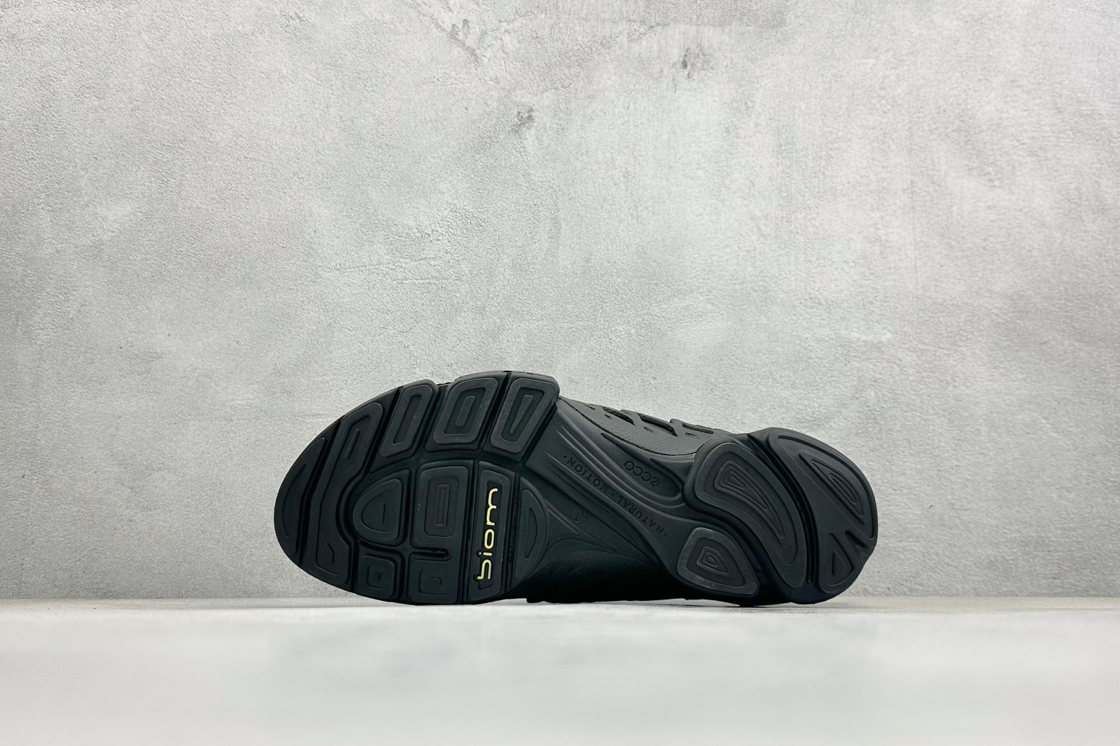 Ecco 爱步 健步探索系列BIOM防滑真皮运动鞋 802834-010-莆田鞋,莆田鞋货源,高仿鞋,高仿鞋货源,安福档口,莆田高仿鞋,莆田鞋批发,高仿鞋批发,莆田高仿运动鞋,高仿运动鞋,莆田运动鞋 Ecco 爱步 健步探索系列BIOM防滑真皮运动鞋 802834-010