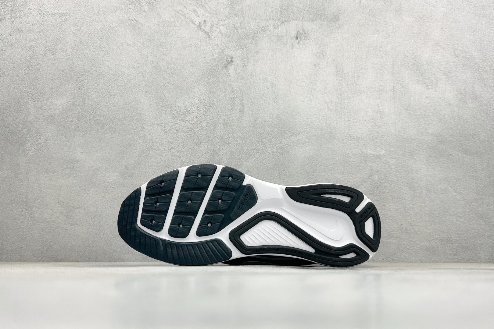 纯原NK Zoom Structure 26代 缓震舒适轻量跑步鞋鞋面采用聚酯纤维网面材质制作。鞋身整体