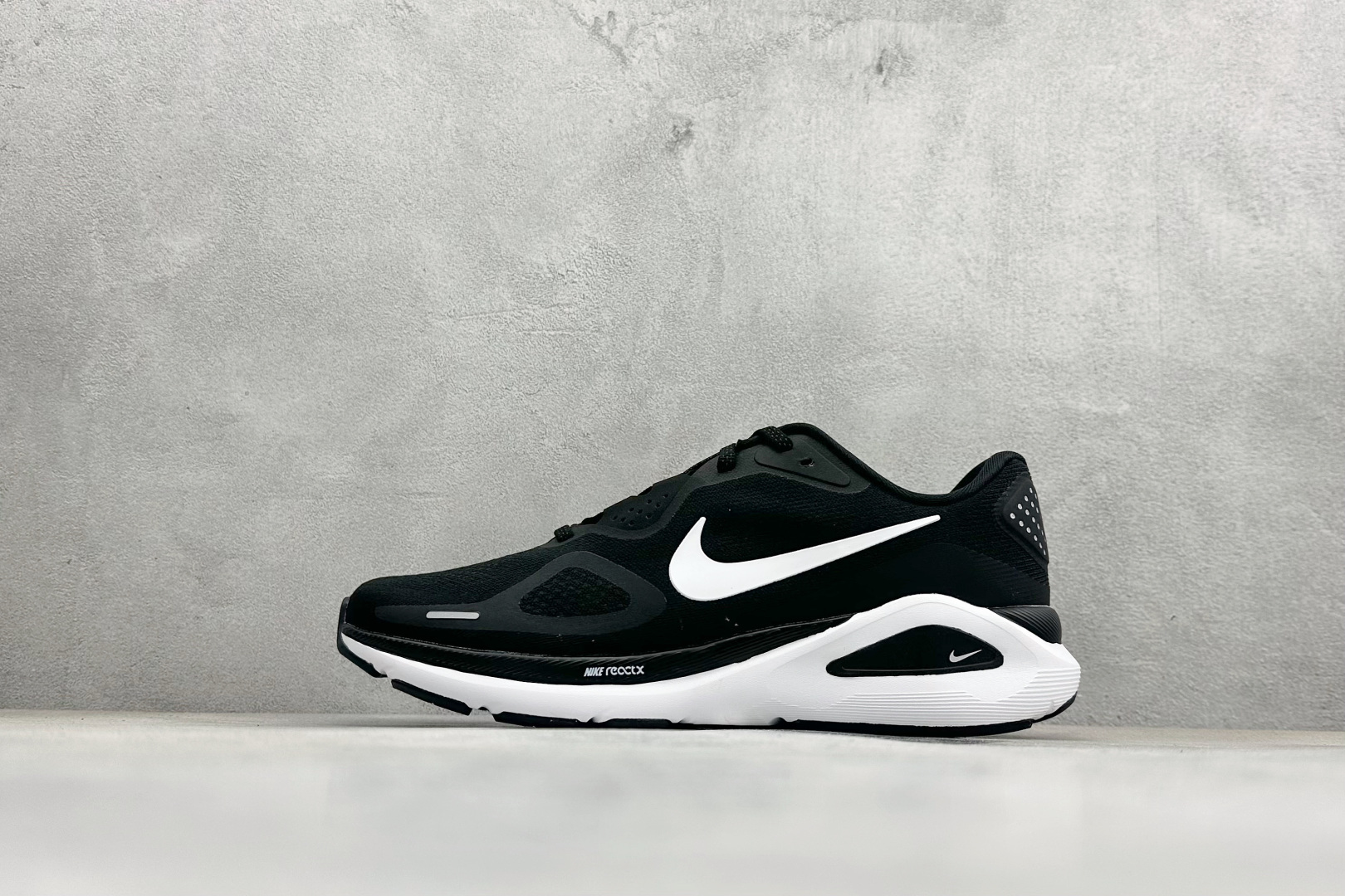 纯原NK Zoom Structure 26代 缓震舒适轻量跑步鞋鞋面采用聚酯纤维网面材质制作。鞋身整体