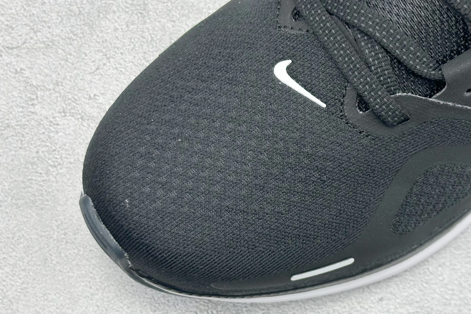 纯原NK Zoom Structure 26代 缓震舒适轻量跑步鞋鞋面采用聚酯纤维网面材质制作。鞋身整体