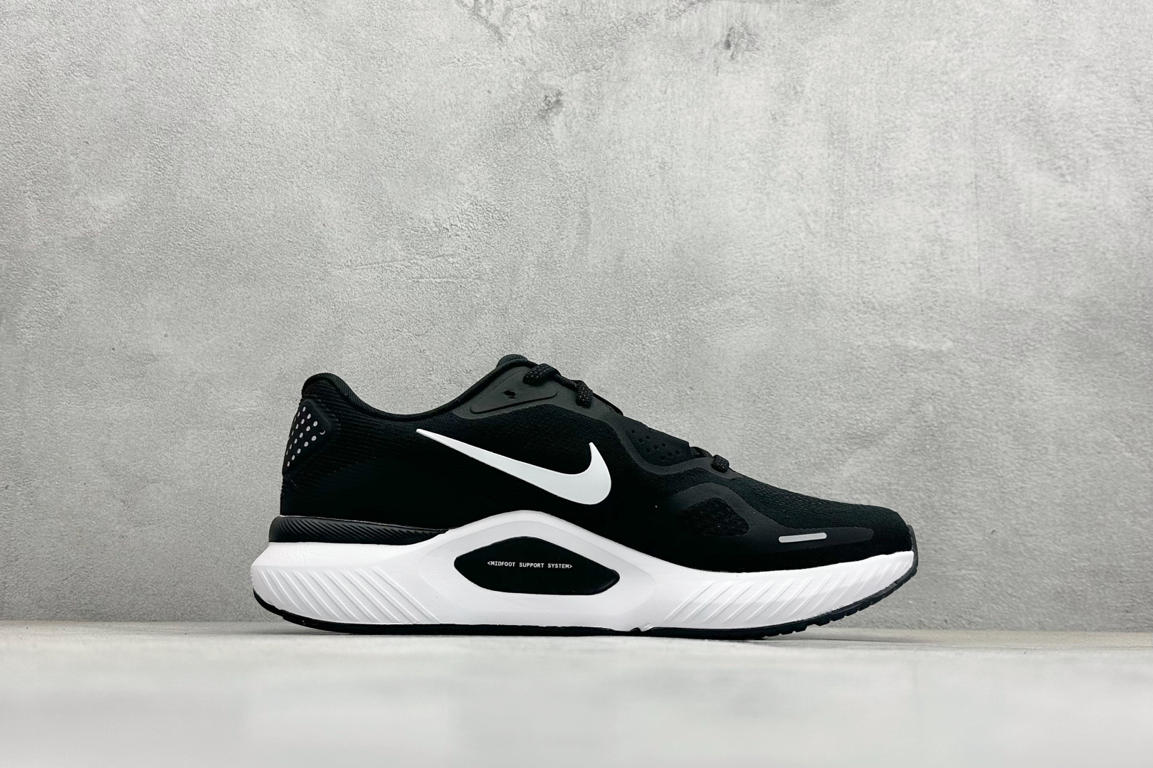 纯原NK Zoom Structure 26代 缓震舒适轻量跑步鞋鞋面采用聚酯纤维网面材质制作。鞋身整体