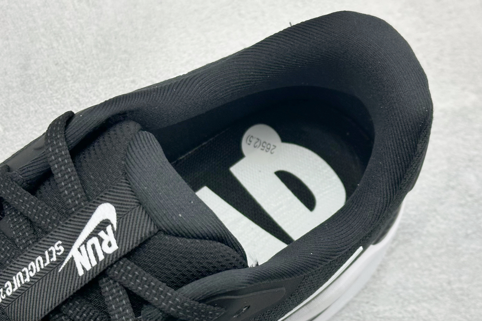 纯原NK Zoom Structure 26代 缓震舒适轻量跑步鞋鞋面采用聚酯纤维网面材质制作。鞋身整体