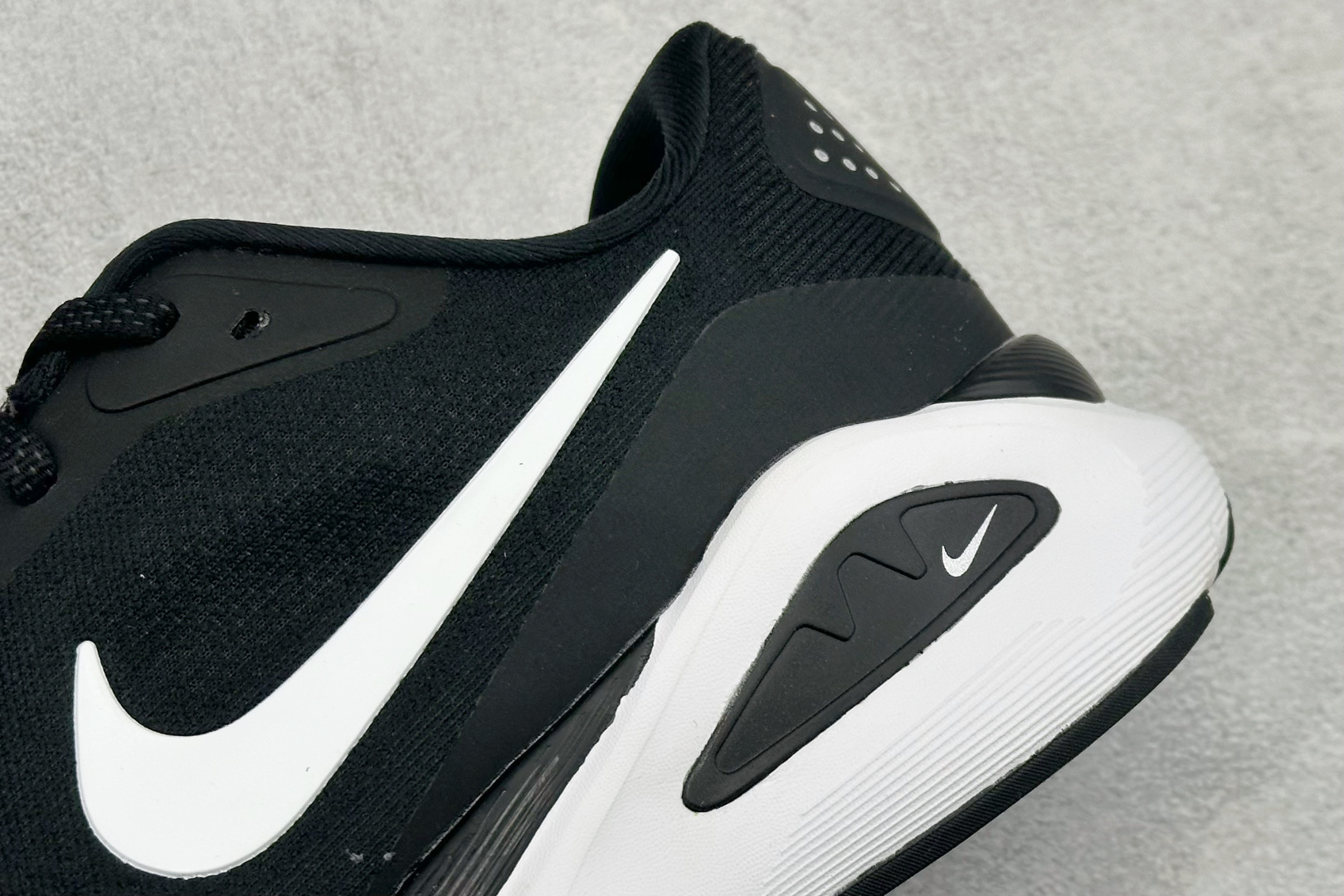 纯原NK Zoom Structure 26代 缓震舒适轻量跑步鞋鞋面采用聚酯纤维网面材质制作。鞋身整体