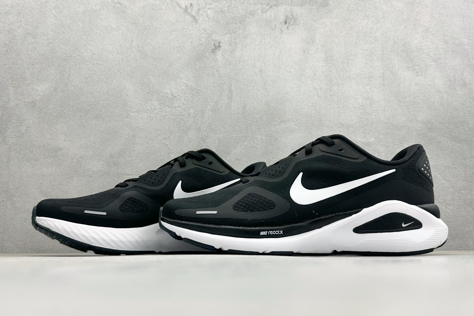 纯原NK Zoom Structure 26代 缓震舒适轻量跑步鞋鞋面采用聚酯纤维网面材质制作。鞋身整体