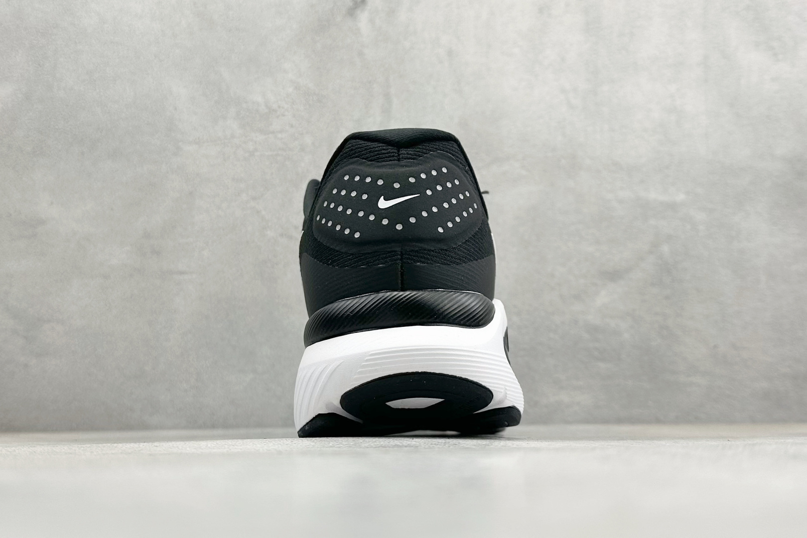 纯原NK Zoom Structure 26代 缓震舒适轻量跑步鞋鞋面采用聚酯纤维网面材质制作。鞋身整体