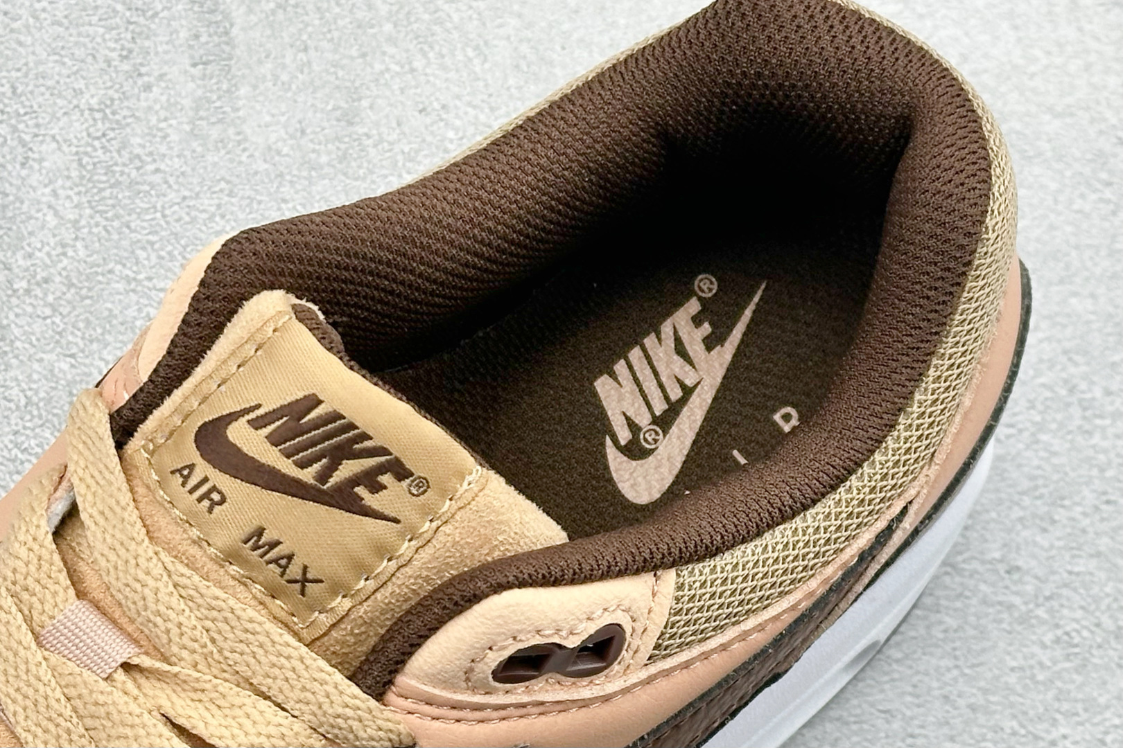 Nike Air Max 1 耐克气垫缓震复古跑步鞋 FB9660-200