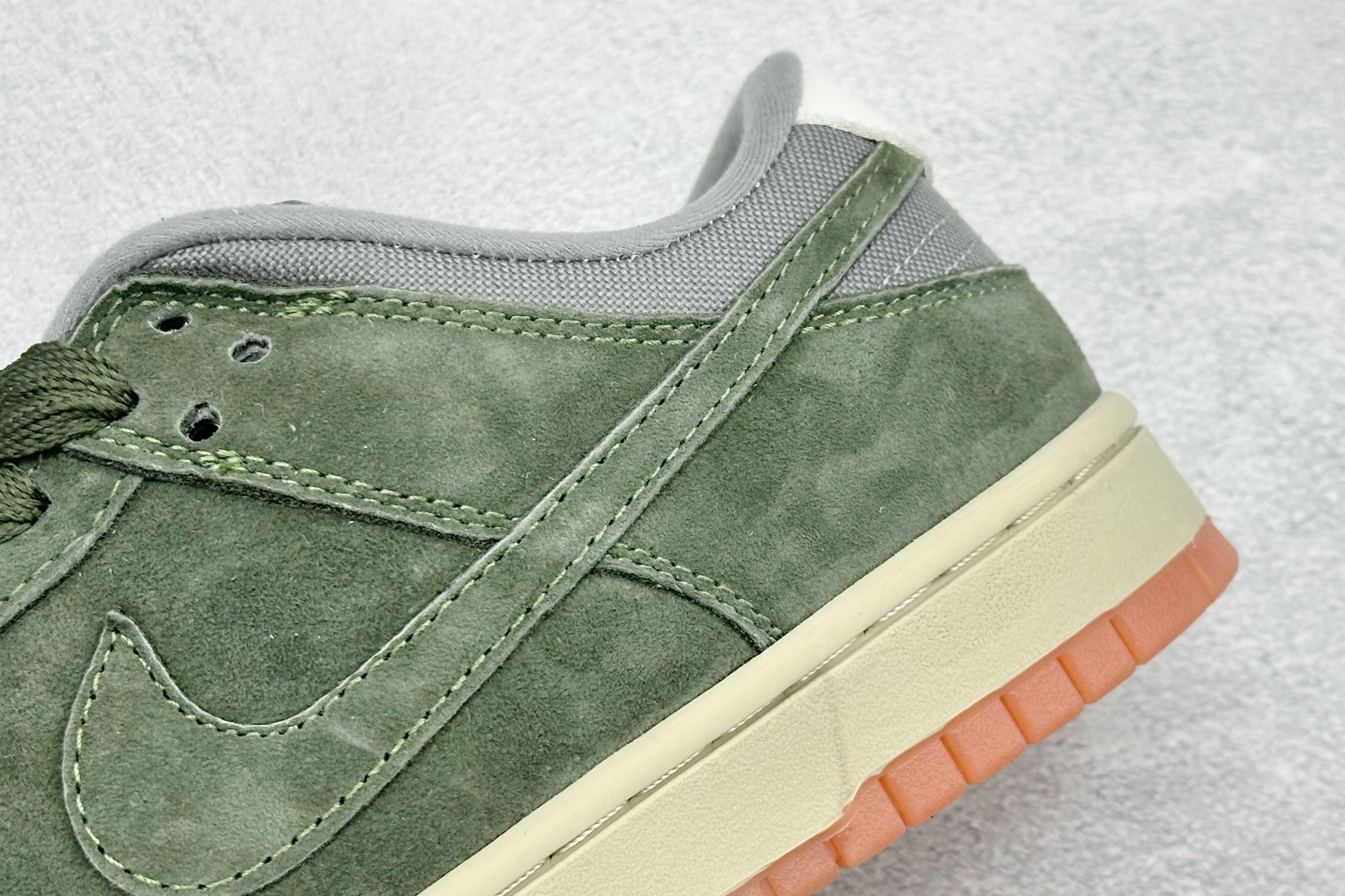 Nike SB Dunk Low 生胶军绿 SB低帮休闲板鞋 HJ0367-301