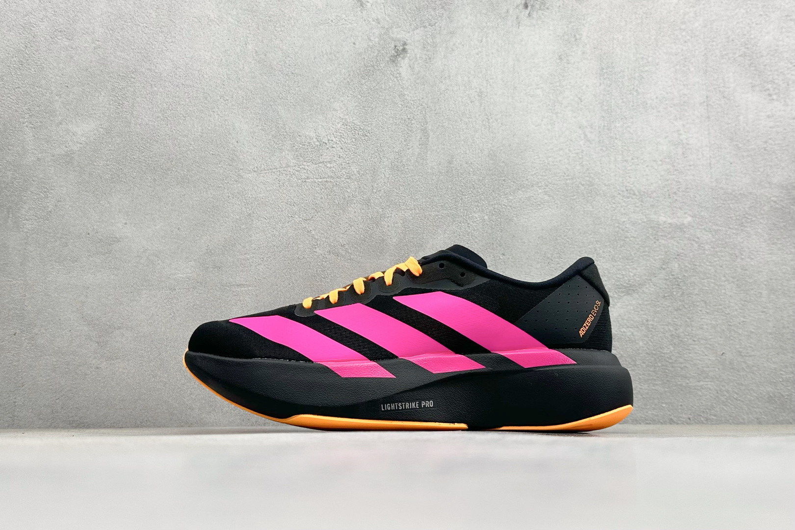 纯原 Adidas Adizero Evo SL 阿迪超轻透气缓震跑鞋整体外观造型与adiZero Ad