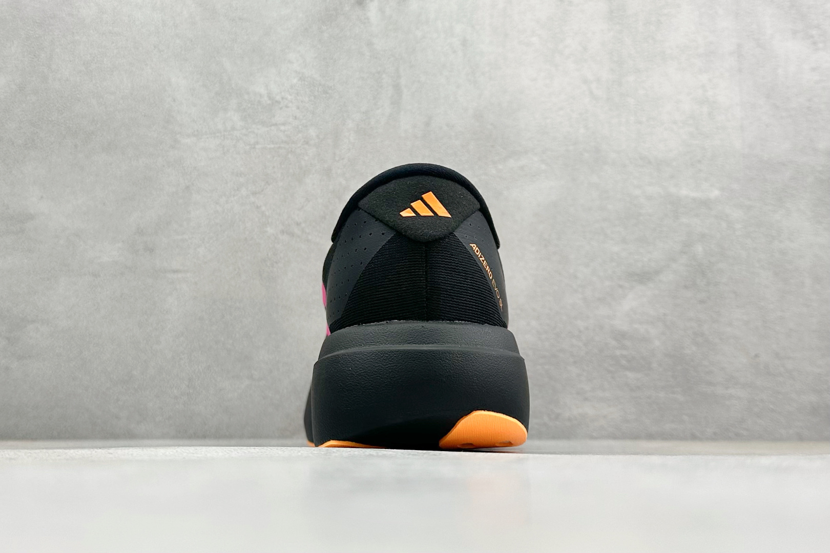 纯原 Adidas Adizero Evo SL 阿迪超轻透气缓震跑鞋整体外观造型与adiZero Ad