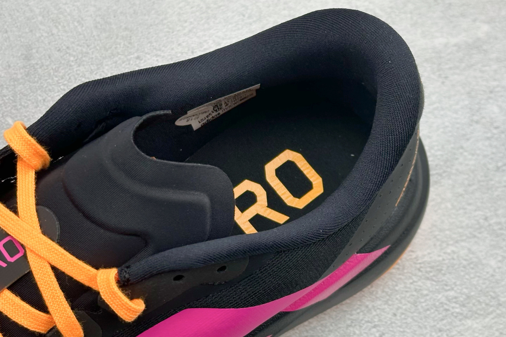 纯原 Adidas Adizero Evo SL 阿迪超轻透气缓震跑鞋整体外观造型与adiZero Ad