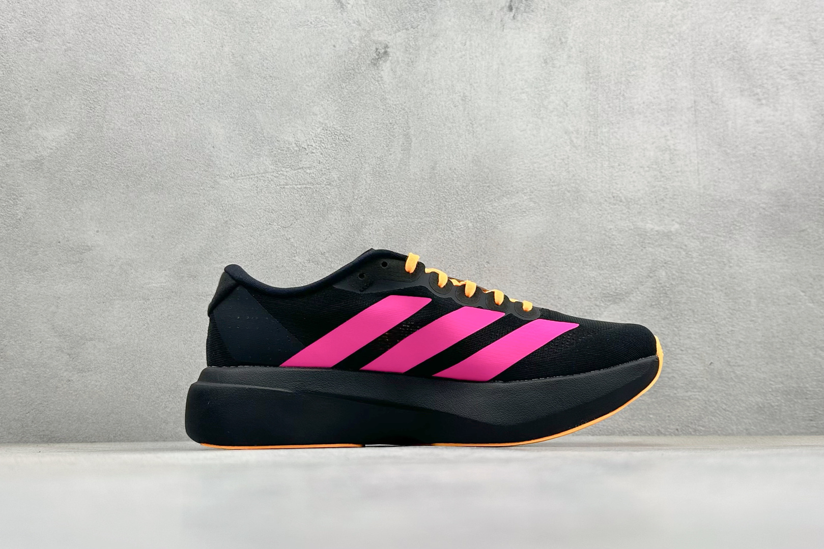 纯原 Adidas Adizero Evo SL 阿迪超轻透气缓震跑鞋整体外观造型与adiZero Ad