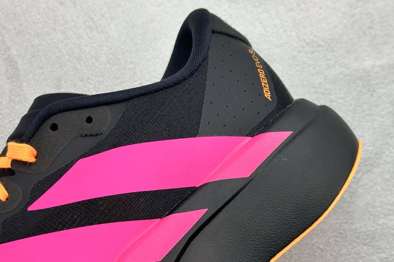 纯原 Adidas Adizero Evo SL 阿迪超轻透气缓震跑鞋整体外观造型与adiZero Ad