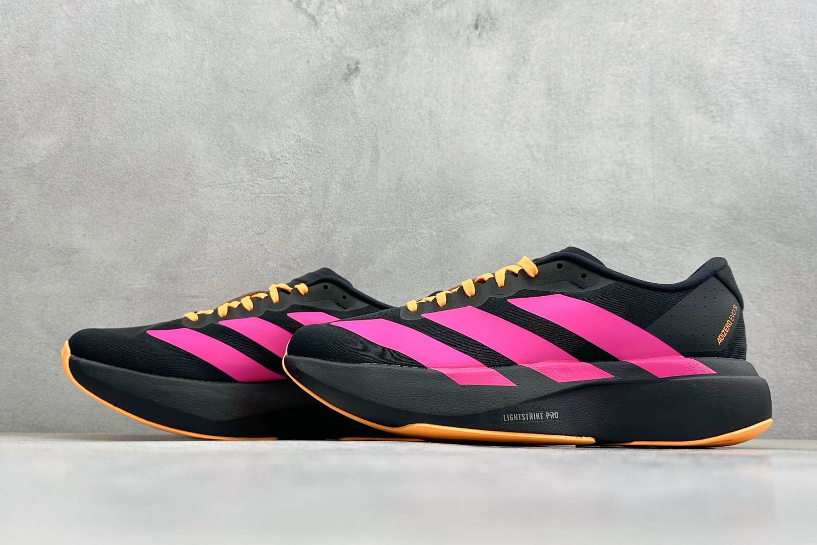 纯原 Adidas Adizero Evo SL 阿迪超轻透气缓震跑鞋整体外观造型与adiZero Ad