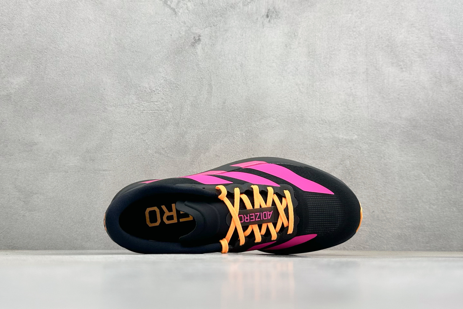 纯原 Adidas Adizero Evo SL 阿迪超轻透气缓震跑鞋整体外观造型与adiZero Ad