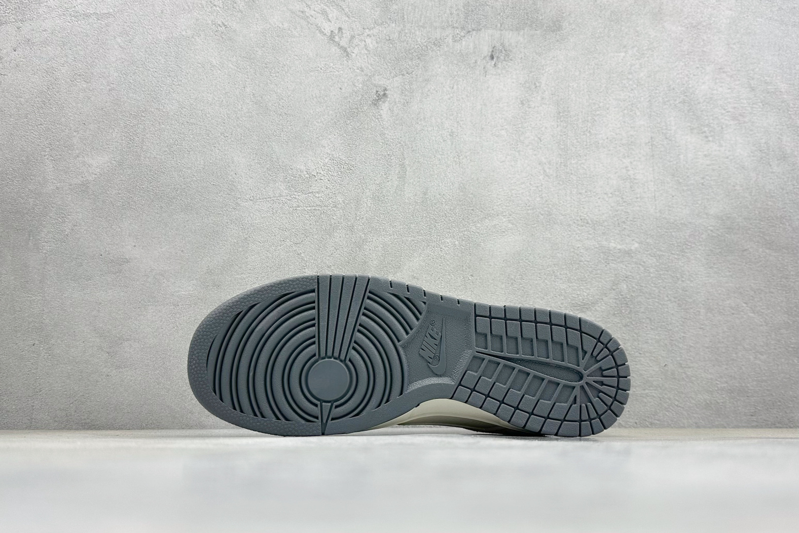 Nike SB Dunk Low“ NIKE灰—米灰猪八革” 周年高端定制 低帮休闲板鞋 DN3168-009