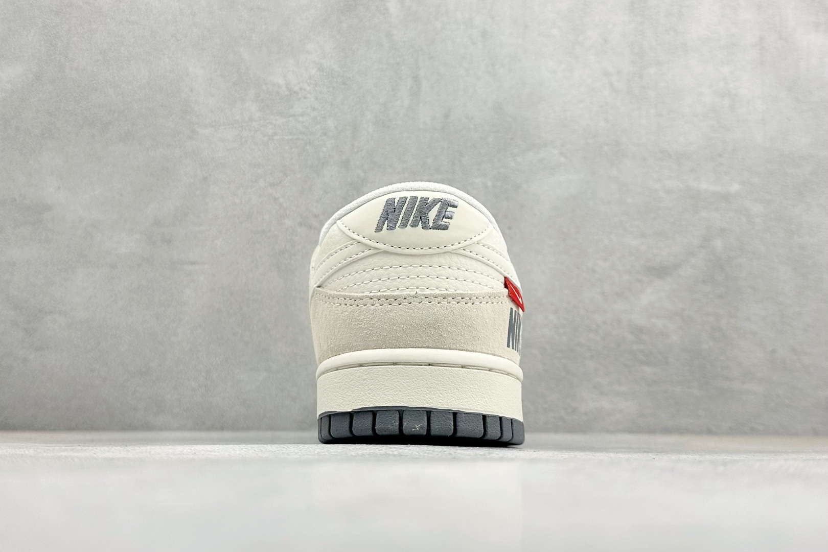 Nike SB Dunk Low“ NIKE灰—米灰猪八革” 周年高端定制 低帮休闲板鞋 DN3168-009