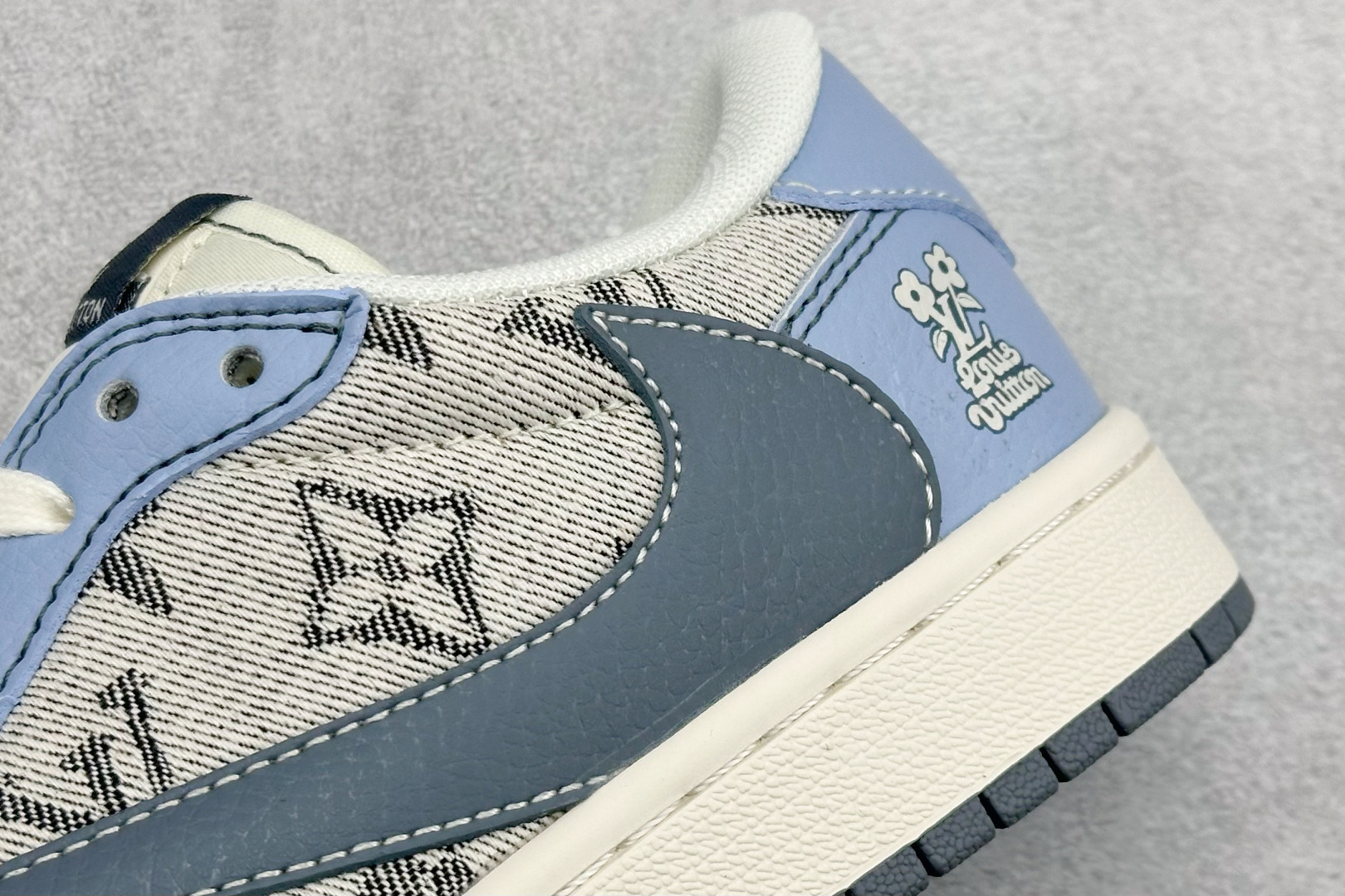 XC版Travis Scott x Fragment Design x Jordan Air Jordan 1 Low SP “LV联名——天蓝灰布印花” XS7089-606 XC版Travis Scott x Fragment Design x Jordan Air Jordan 1 Low SP “LV联名——天蓝灰布印花” XS7089-606