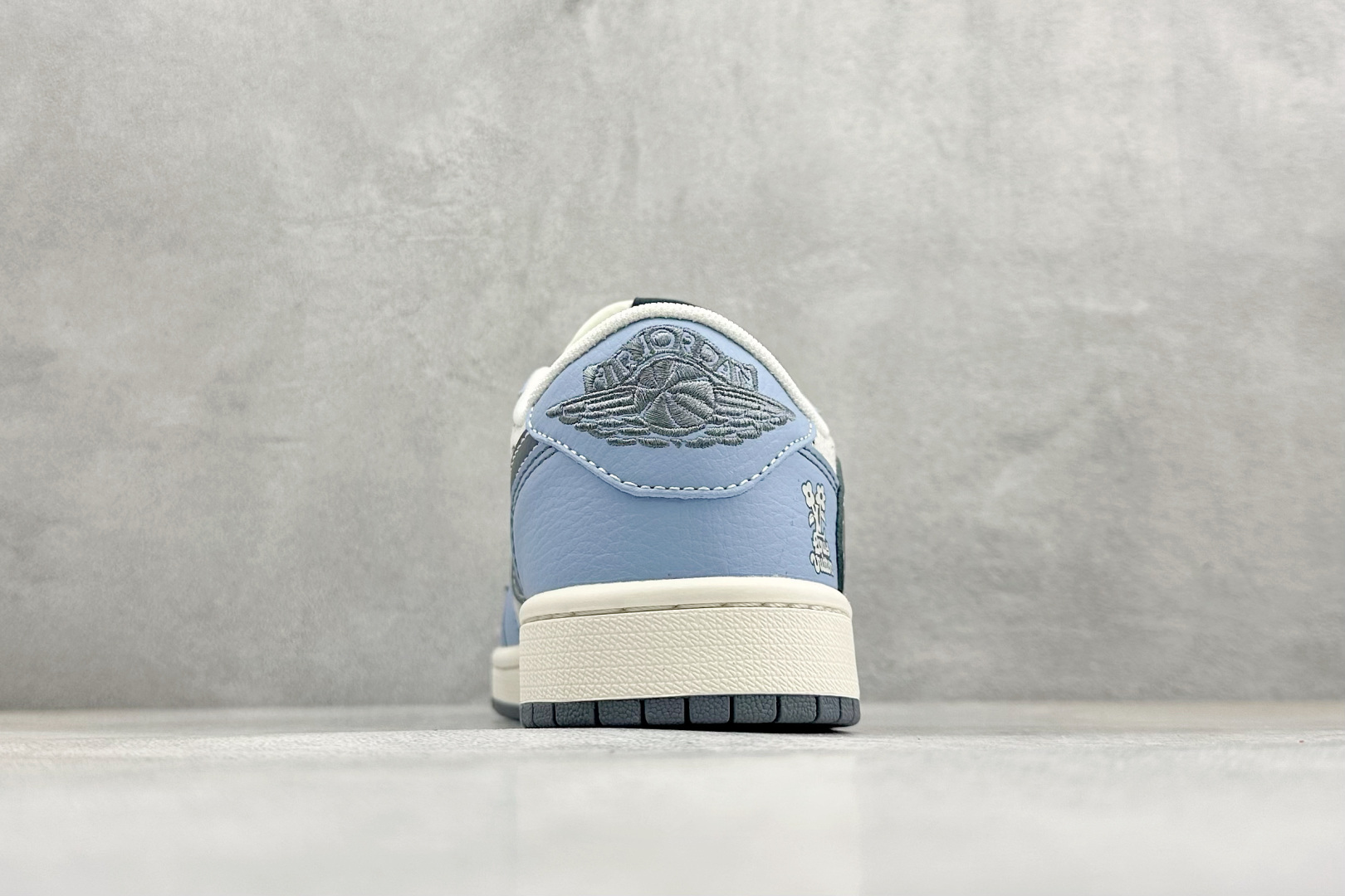 XC版Travis Scott x Fragment Design x Jordan Air Jordan 1 Low SP “LV联名——天蓝灰布印花” XS7089-606 XC版Travis Scott x Fragment Design x Jordan Air Jordan 1 Low SP “LV联名——天蓝灰布印花” XS7089-606