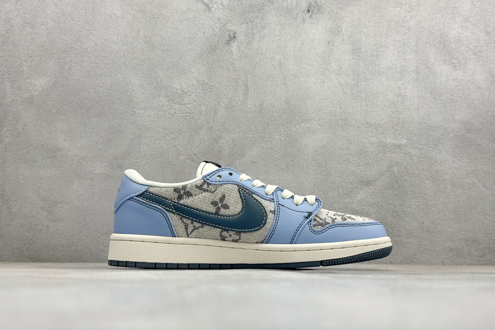 XC版Travis Scott x Fragment Design x Jordan Air Jordan 1 Low SP “LV联名——天蓝灰布印花” XS7089-606 XC版Travis Scott x Fragment Design x Jordan Air Jordan 1 Low SP “LV联名——天蓝灰布印花” XS7089-606