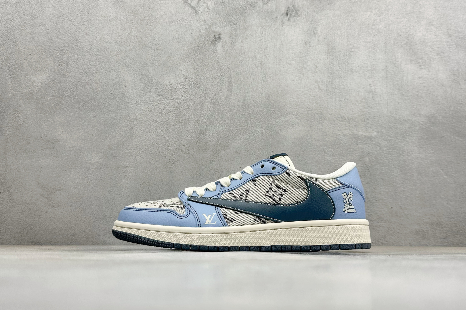 XC版Travis Scott x Fragment Design x Jordan Air Jordan 1 Low SP “LV联名——天蓝灰布印花” XS7089-606 XC版Travis Scott x Fragment Design x Jordan Air Jordan 1 Low SP “LV联名——天蓝灰布印花” XS7089-606