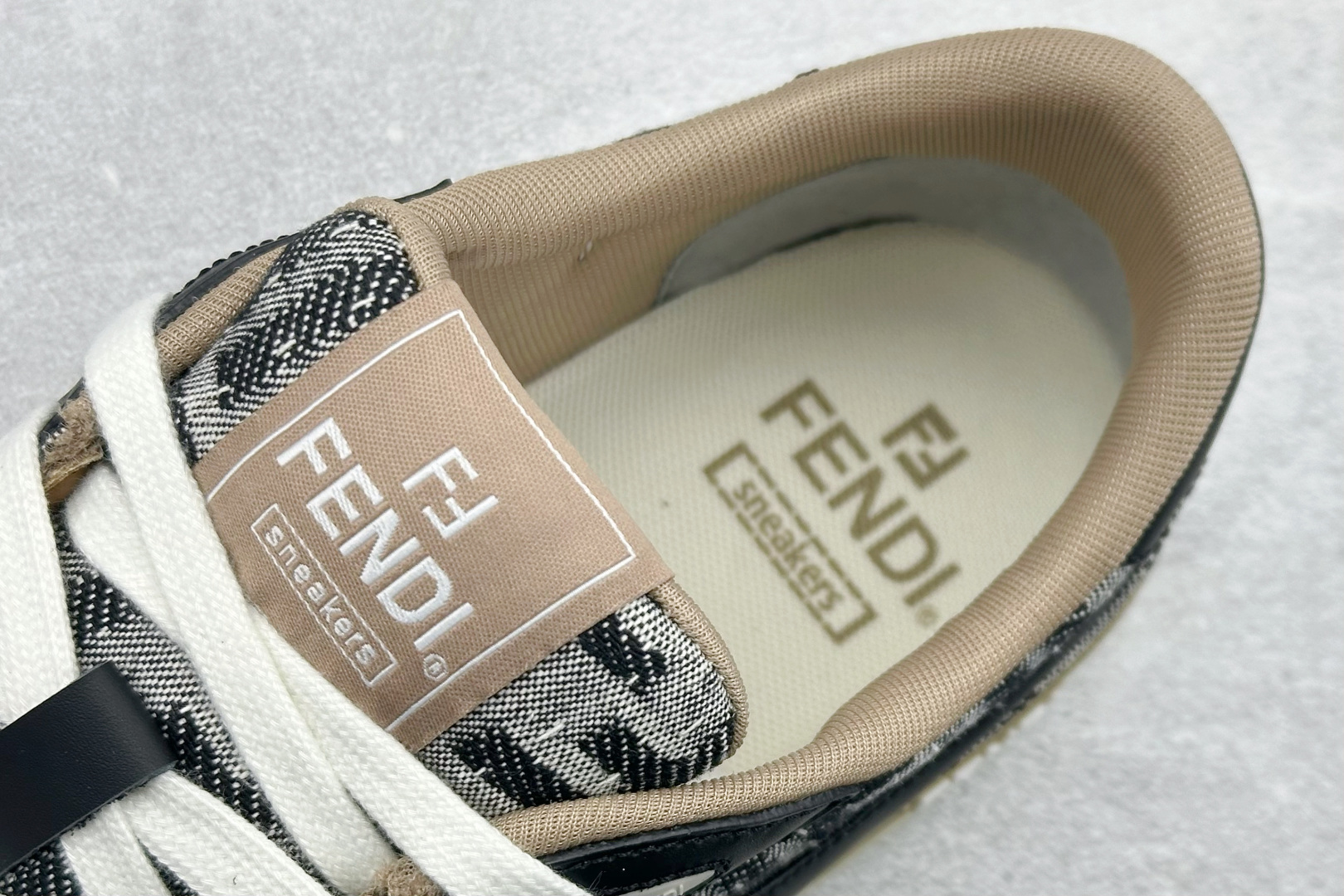 广奢高端货 FENDI芬迪 Match 绒面皮革 压纹系带