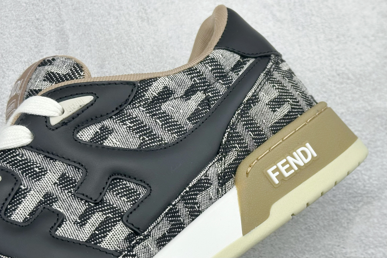 广奢高端货 FENDI芬迪 Match 绒面皮革 压纹系带