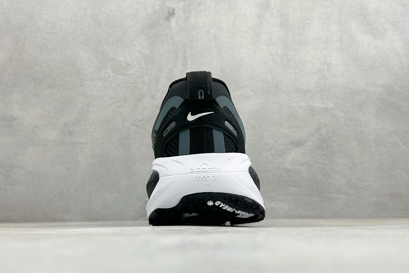 Nike VOMERO 18 GTX 耐克 舒适减震防滑 低帮跑步鞋 全掌ReactX泡绵中底 HQ7002-002