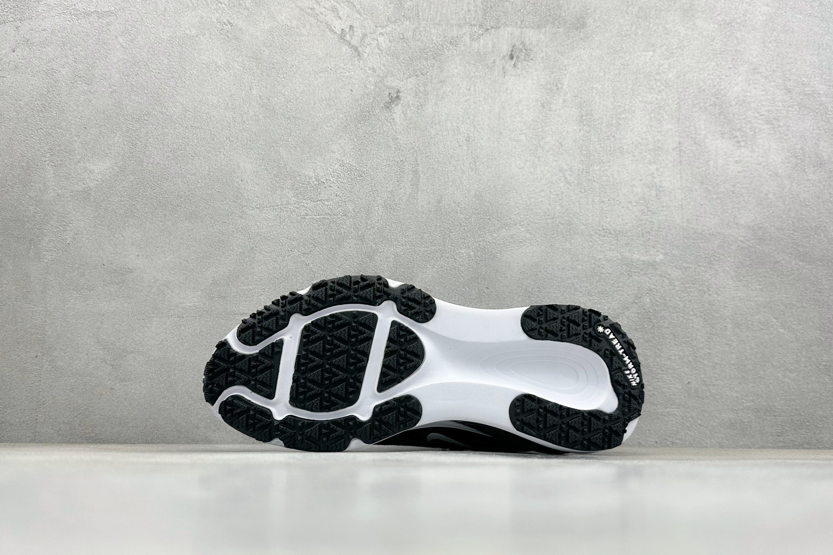 Nike VOMERO 18 GTX 耐克 舒适减震防滑 低帮跑步鞋 全掌ReactX泡绵中底 HQ7002-002